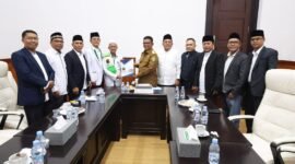 Gubernur Banten Andra Soni menerima kunjungan Pengurus Wilayah Ikatan Persaudaraan Haji Indonesia (PW IPHI) Provinsi Banten di Kawasan Pusat Pemerintahan Provinsi Banten (KP3B), Kota Serang, Selasa (14/10/2025).