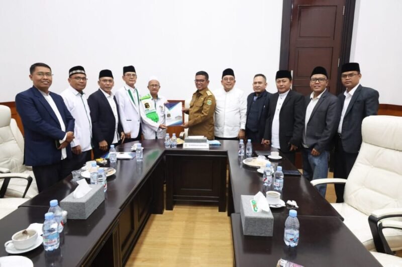 Gubernur Banten Andra Soni menerima kunjungan Pengurus Wilayah Ikatan Persaudaraan Haji Indonesia (PW IPHI) Provinsi Banten di Kawasan Pusat Pemerintahan Provinsi Banten (KP3B), Kota Serang, Selasa (14/10/2025).