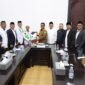 Gubernur Banten Andra Soni menerima kunjungan Pengurus Wilayah Ikatan Persaudaraan Haji Indonesia (PW IPHI) Provinsi Banten di Kawasan Pusat Pemerintahan Provinsi Banten (KP3B), Kota Serang, Selasa (14/10/2025).