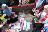 Wiwiek Hargono Tri Adhianto, melanjutkan kegiatan Lomba Kreasi PKK di Kelurahan Jatibening Baru, Kecamatan Pondok Gede.