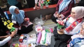 Wiwiek Hargono Tri Adhianto, melanjutkan kegiatan Lomba Kreasi PKK di Kelurahan Jatibening Baru, Kecamatan Pondok Gede. 