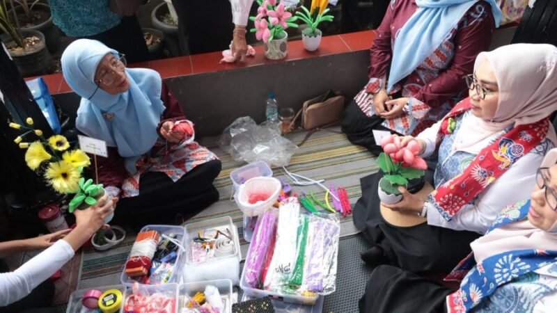 Wiwiek Hargono Tri Adhianto, melanjutkan kegiatan Lomba Kreasi PKK di Kelurahan Jatibening Baru, Kecamatan Pondok Gede.