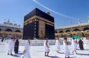 Sejumlah jamaah umroh tengah melakukan towaf mengelilingi Ka'bah. (Joke/dok)