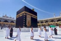 Sejumlah jamaah umroh tengah melakukan towaf mengelilingi Ka'bah. (Joke/dok)