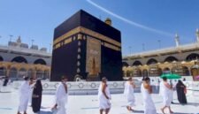 Sejumlah jamaah umroh tengah melakukan towaf mengelilingi Ka'bah. (Joke/dok)