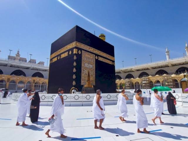 Sejumlah jamaah umroh tengah melakukan towaf mengelilingi Ka'bah. (Joke/dok)