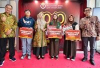Sebagai bagian dari kegiatan Kick Off Penmaru “10.10”, UMY memberikan apresiasi kepada tiga pendaftar tercepat untuk Tahun Akademik 2026/2027. (Dok UMY)