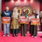 Sebagai bagian dari kegiatan Kick Off Penmaru “10.10”, UMY memberikan apresiasi kepada tiga pendaftar tercepat untuk Tahun Akademik 2026/2027. (Dok UMY)
