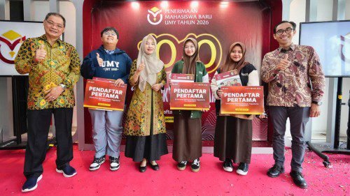 Sebagai bagian dari kegiatan Kick Off Penmaru “10.10”, UMY memberikan apresiasi kepada tiga pendaftar tercepat untuk Tahun Akademik 2026/2027. (Dok UMY)