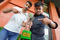 Maghfur Afnan Fauzi dari Program Studi Pendidikan Bahasa Arab dan Abdul Salam dari Program Studi Hubungan Internasional dengan trofi Juara II. (Dok UMY)