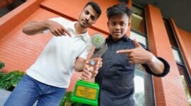 Maghfur Afnan Fauzi dari Program Studi Pendidikan Bahasa Arab dan Abdul Salam dari Program Studi Hubungan Internasional dengan trofi Juara II. (Dok UMY)