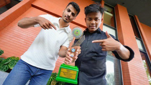 Maghfur Afnan Fauzi dari Program Studi Pendidikan Bahasa Arab dan Abdul Salam dari Program Studi Hubungan Internasional dengan trofi Juara II. (Dok UMY)