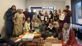 Dosen Fakultas Ekonomi dan Bisnis (FEB) UMY, Dr. Diah Setyawati Dewanti, S.E., M.Sc., Ph.D., memperkenalkan seni ramah lingkungan ecoprint kepada Komunitas Gelin Indonesia Ankara dalam sebuah lokakarya di ruang pertemuan KBRI Ankara, Turki, Minggu (26/10/2025). (Dok UMY)