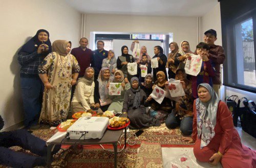 Dosen Fakultas Ekonomi dan Bisnis (FEB) UMY, Dr. Diah Setyawati Dewanti, S.E., M.Sc., Ph.D., memperkenalkan seni ramah lingkungan ecoprint kepada Komunitas Gelin Indonesia Ankara dalam sebuah lokakarya di ruang pertemuan KBRI Ankara, Turki, Minggu (26/10/2025). (Dok UMY)