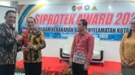 Wakil Wali Kota Yogyakarta, Wawan Harmawan, dan Kepala Dinas Pemadam Kebakaran dan Penyelamatan (Damkarmat) Taokhid dalam kegiatan Siprotex Award. (Jennus)