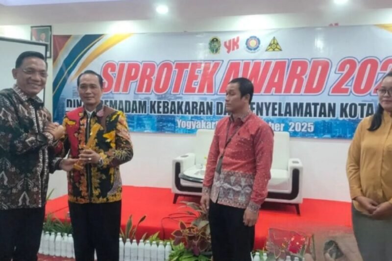 Wakil Wali Kota Yogyakarta, Wawan Harmawan, dan Kepala Dinas Pemadam Kebakaran dan Penyelamatan (Damkarmat) Taokhid dalam kegiatan Siprotex Award. (Jennus)