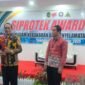 Wakil Wali Kota Yogyakarta, Wawan Harmawan, dan Kepala Dinas Pemadam Kebakaran dan Penyelamatan (Damkarmat) Taokhid dalam kegiatan Siprotex Award. (Jennus)