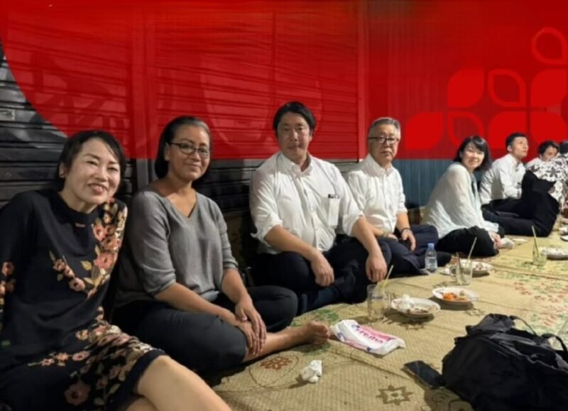 Pemerintah Daerah Istimewa Yogyakarta (DIY) menjamu Ketua Dewan Prefektur Kyoto, Ryuzo Aramaki, dan Wakil Gubernur Kyoto, Hironori Furukawa, dengan santapan khas Yogyakarta, gudeg lesehan. (Jennus)