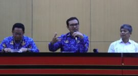 Wali Kota Yogyakarta Hasto Wardoyo didampingi Kepala Bappeda Kota Yogyakarta Agus Tri Haryono dan Kepala LLDIKTI Wilayah V Prof. Dr. Setyabudi Indartono. (Dok Pemkot)