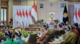 Wakil Gubernur DIY KGPAA Paku Alam X saat memimpin Rapat Koordinasi Tim Koordinasi Penanggulangan Kemiskinan Daerah (TKPKD) DIY di Gedhong Pracimasana, Kepatihan, Yogyakarta. (Humas Pemda DIY)