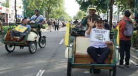 Wali Kota Yogyakarta Hasto Wardoyo mengampanyekan penggunaan becak listriksebagai kendaraan berbasis tradisi di DIY selain andong. (Dok Pemkot)