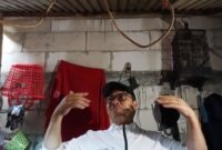 Wali Kota Yogyakarta Hasto Wardoyo memeriksa dua rumah warga di Kelurahan Bausasran dan Tegalpanggung, Kemantren Danurejan, yang diperbaiki melalui kolaborasi Baznas Kota Yogyakarta, program Corporate Social Responsibility (CSR) Bank BPD DIY, serta gotong royong masyarakat. (Dok Pemkot)