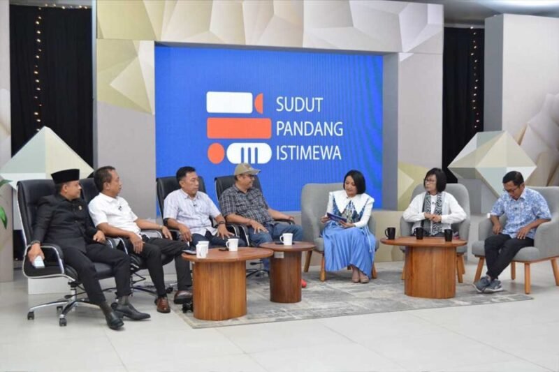 DPRD Yogyakarta menorong penghargaan bagi Kader Posyandu. (ihd)