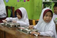 Ilustrasi - Murid sekolah dasar di daerah Sukajadi Bandung sedang makan siang di saat jeda pekerjaan. (Joke)