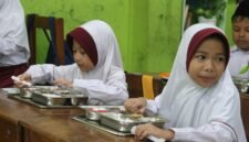 Ilustrasi - Murid sekolah dasar di daerah Sukajadi Bandung sedang makan siang di saat jeda pekerjaan. (Joke)
