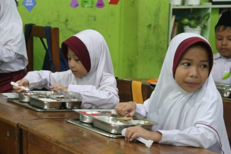 Ilustrasi - Murid sekolah dasar di daerah Sukajadi Bandung sedang makan siang di saat jeda pekerjaan. (Joke)