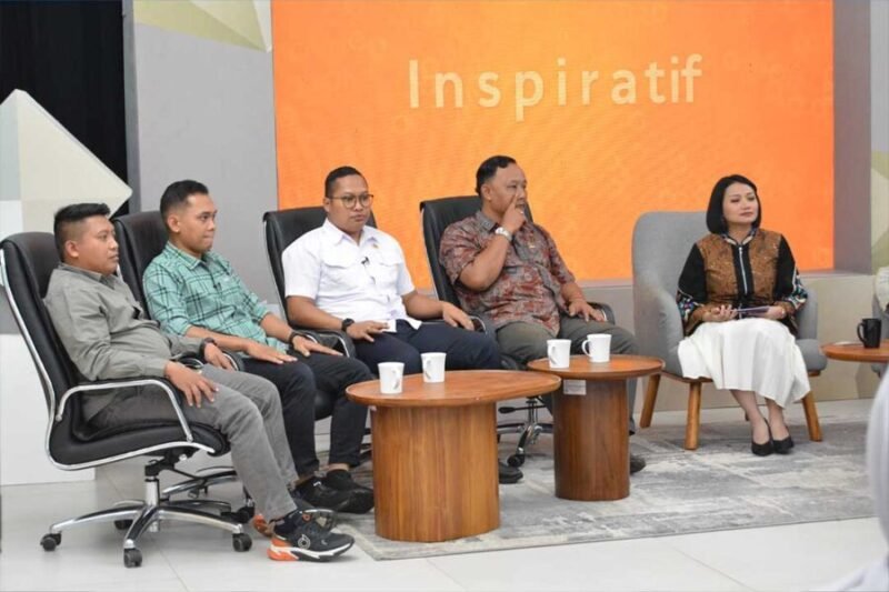 Ketua Komisi A DPRD Kota Yogyakarta Susanto Dwi Antoro, Sekretaris Komisi A R. Candra Akbar Ishmata, serta anggota Komisi A Dwi Candra Putra dan Mu’adz A.A. dalam program Sudut Pandang TVRI Yogyakarta. (Dok DPRD)