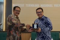 Wali Kota Yogyakarta Hasto Wardoyo bersama Rektor ITNY, Setyo Pambudi, usai seminar nasional di kampus ITNY. (Joke)