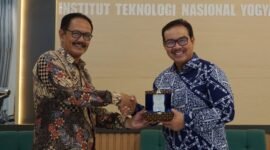 Wali Kota Yogyakarta Hasto Wardoyo bersama Rektor ITNY, Setyo Pambudi, usai seminar nasional di kampus ITNY. (Joke)