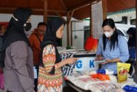 Warga belanja kebutuhan pokok di pasar murah kemantren Jetis. (Dok Pemkot)