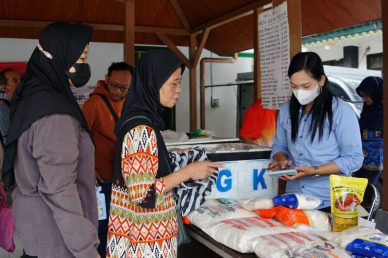 Warga belanja kebutuhan pokok di pasar murah kemantren Jetis. (Dok Pemkot)