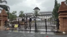 Pemerintah Provinsi Jawa Barat merenovasi gerbang Gedung Sate menjadi berbentuk candi dengan anggaran mencapai Rp3,9 miliar. (Antara Foto)