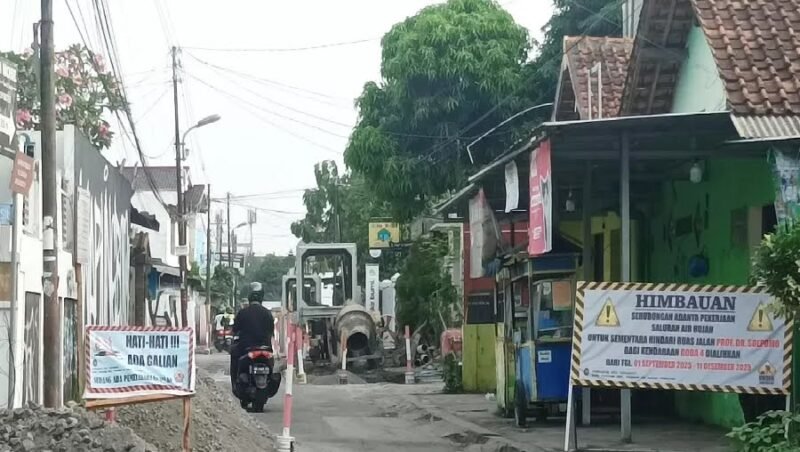 Perbaikan saluran air hujan (SAH) di Jalan Karangsari yang mulai dikerjakan tahun ini dinilai belum mampu sepenuhnya mengatasi genangan, sehingga pekerjaannya harus dilanjutkan pada 2026. (Dok Pemkot)