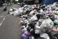 Di Depo Sampah Kota Baru, gunungan sampah melampaui kapasitas hingga meluber ke badan jalan, mengganggu aktivitas warga di kawasan padat permukiman itu. (suara.com)