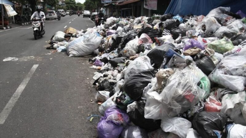 Di Depo Sampah Kota Baru, gunungan sampah melampaui kapasitas hingga meluber ke badan jalan, mengganggu aktivitas warga di kawasan padat permukiman itu. (suara.com)