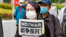 Para pengunjuk rasa berbaris di jalan-jalan pusat kota Tokyo, Jepang, pada 15 Mei 2022, menandai peringatan 50 tahun pengembalian Okinawa ke Jepang dari kendali Amerika Serikat. (Xinhua/Christopher Jue)