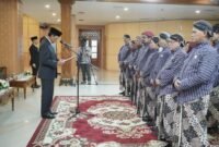 Gubernur DIY Sri Sultan Hamengku Buwono X mengukuhkan Pirukunan Tuwanggana masa bakti 2025–2030 di Gedhong Pracimasana, Kompleks Kepatihan Yogyakarta, Kamis.(13/11/2025). (Dok Pemda DIY)