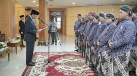 Gubernur DIY Sri Sultan Hamengku Buwono X mengukuhkan Pirukunan Tuwanggana masa bakti 2025–2030 di Gedhong Pracimasana, Kompleks Kepatihan Yogyakarta, Kamis.(13/11/2025). (Dok Pemda DIY)