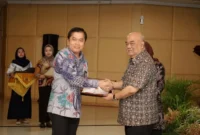 Setda Kota Yogyakarta Dedi Budiono menerima penghargaan Anugerah Keterbukaan Informasi Badan Publik 2025 dari Wagub DIY KGPAA Paku Alam X di Gedhong Pracimasana, Kepatihan, Yogyakarta, Kamis (27/11/2025). (Pemkot Yogyakarta)