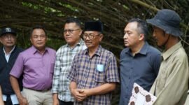Komisi C DPRD Daerah Istimewa Yogyakarta meninjau kondisi infrastruktur di Kalurahan Srimulyo, Kapanewon Piyungan, Kabupaten Bantul, Senin (3/11/2025). (Dok DPRD DIY)