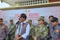 ‎Gubernur DIY, Sri Sultan Hamengku Buwono X dan Kapolri Jenderal Listyo Sigit Prabowo saat memberikan keterangan pada pers usai Apel Srawung Agung Kelompok Jaga Warga digelar di halaman Polda DIY, Jumat (21/11/2025).