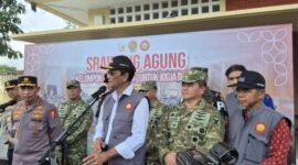 ‎Gubernur DIY, Sri Sultan Hamengku Buwono X dan Kapolri Jenderal Listyo Sigit Prabowo saat memberikan keterangan pada pers usai Apel Srawung Agung Kelompok Jaga Warga digelar di halaman Polda DIY, Jumat (21/11/2025).