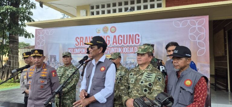 ‎Gubernur DIY, Sri Sultan Hamengku Buwono X dan Kapolri Jenderal Listyo Sigit Prabowo saat memberikan keterangan pada pers usai Apel Srawung Agung Kelompok Jaga Warga digelar di halaman Polda DIY, Jumat (21/11/2025).