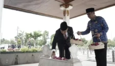 Pemerintah Daerah Istimewa Yogyakarta bersama Forum Koordinasi Pimpinan Daerah (Forkopimda) menggelar upacara ziarah nasional di Taman Makam Pahlawan Nasional (TMPN) Kusumanegara, Senin (10/11/2025). (Dok Humas)