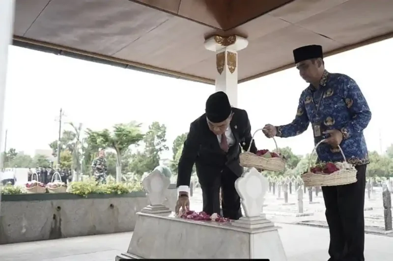 Pemerintah Daerah Istimewa Yogyakarta bersama Forum Koordinasi Pimpinan Daerah (Forkopimda) menggelar upacara ziarah nasional di Taman Makam Pahlawan Nasional (TMPN) Kusumanegara, Senin (10/11/2025). (Dok Humas)