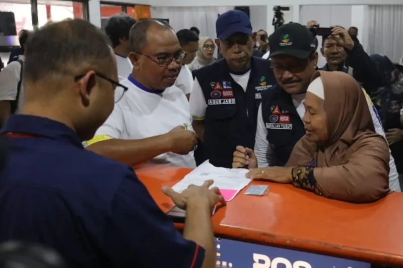 Direktur Bisnis Jasa Keuangan PT Pos Indonesia Haris dan Menteri Sosial Saifullah Yusuf menyaksikan penyaluran bantuan sembako dan bantuan PKH bagi warga di Yogyakarta pada Desember 2024. (PT Pos Indonesia)